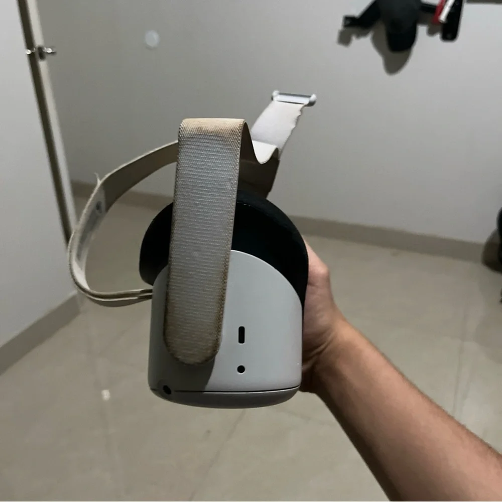 VR Headset in White